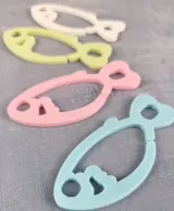 Fish-shaped plating yarn holders in white, yellow, pink and blue