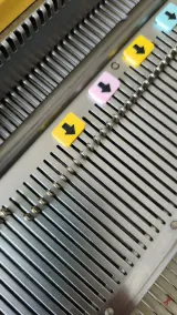 Needle bed markers with arrows on Silver Reed needles